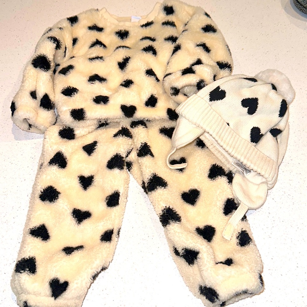 BABY GAP 3 PIECE HEART SET PANTS SWEATER AND HAT 18-24 MONTH